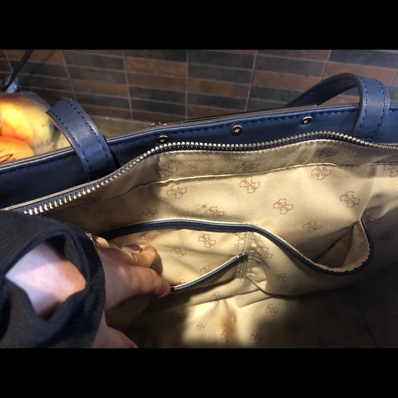 Large Guess purse - Picture 3 of 6